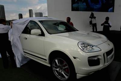Porsche Cayenne GTS Unveiled at Porsche's Pit Stop