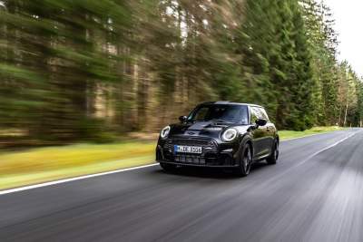 This MINI John Cooper Works 1to6 Edition comes with a six-speed manual gearbox