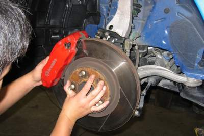 Car braking system - Inspection and servicing
