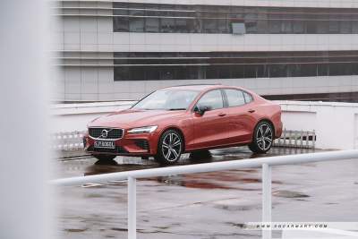 Volvo S60 Plug-in Hybrid T8 R-Design (A) Review