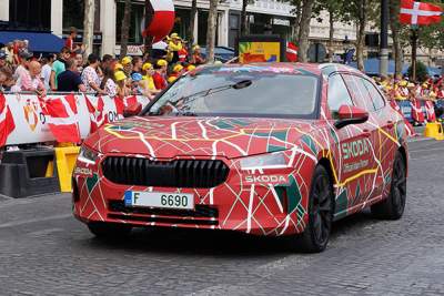 Skoda Superb takes Tour de France peloton to the finish