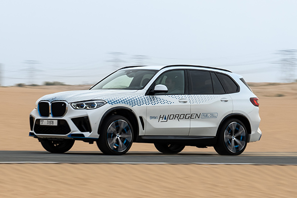 BMW iX5 Hydrogen gets tested in the United Arab Emirates