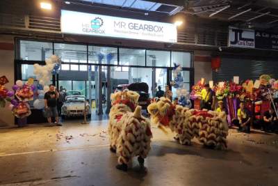 Mr. Gearbox celebrates its opening at Carros Centre