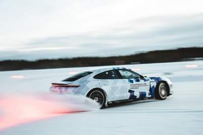 Porsche sets new Guinness World Record on ice