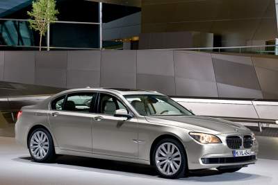 BMW’s 7 Series schedules service appointments for you