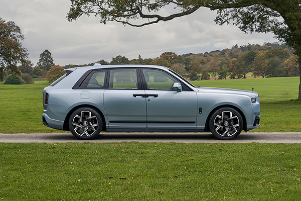 Rolls-Royce presents bespoke Black Badge Cullinan Series II