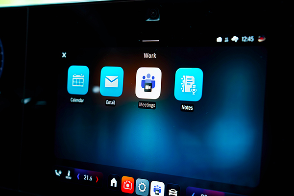 Mercedes-Benz means "business" with Microsoft integration