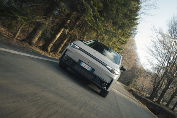 Leapmotor launches new all-wheel drive version of C10 SUV