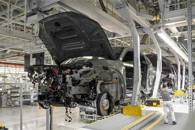 Porsche breaks new ground in Cayenne Electric production