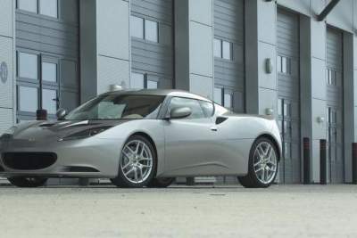 Lotus begins delivery of Evora