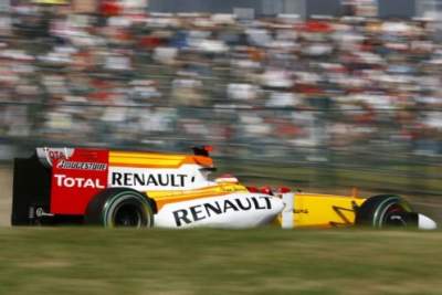 Renault signs Kubica on for 2010