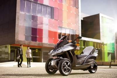 Peugeot unveils the HYbrid3 Evolution three-wheeled scooter concept