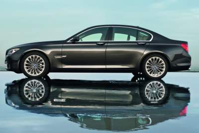 BMW to put the 6-cylinder 740i on sale