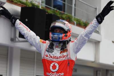 Button celebrates 200th race start with victory in Hungary