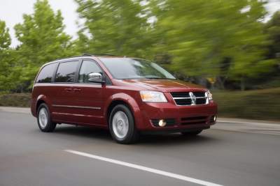 Chrysler recalls 300,000 MPVs for airbag problems