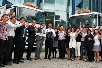 Mercedes-Benz Singapore delivers 30 trucks to Veolia