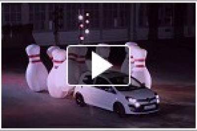 Renault Twingo R.S goes ten-pin bowling in Renault Challenge Promo