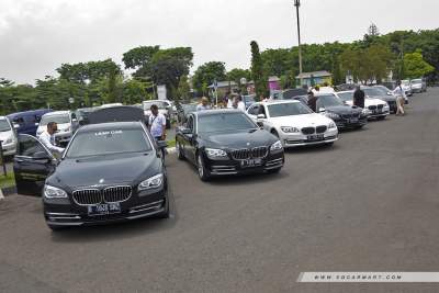 BMW 7 Series put through the elements in Borobudur