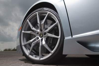 Pirelli and Lamborghini collaborate for bespoke tyres for Aventador roadster