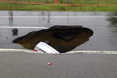 Sinkhole appears along Clementi Road