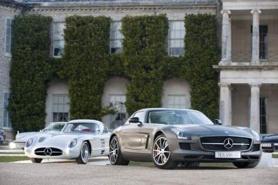 Mercedes-Benz laps Goodwood hill in two iconic Gullwing cars