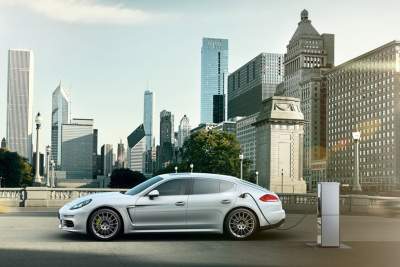 Porsche unveils facelifted Panamera along with a new plug-in hybrid model