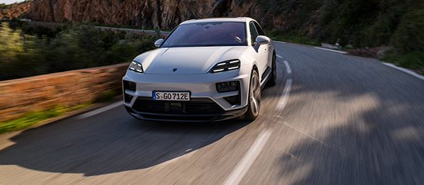 PORSCHE FACTORY: PRECISE AND EMOTIONAL