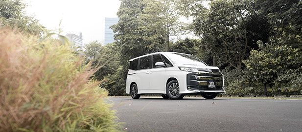 TOYOTA NOAH: SPACIOUS AND EFFICIENT