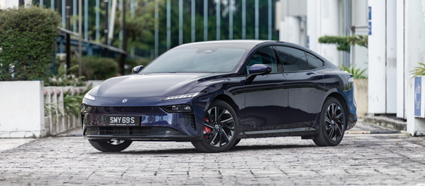 007: 'SECRET AGENT' FASTBACK IMPRESSES