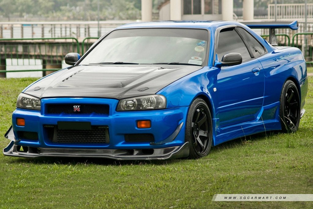 Nissan Skyline front