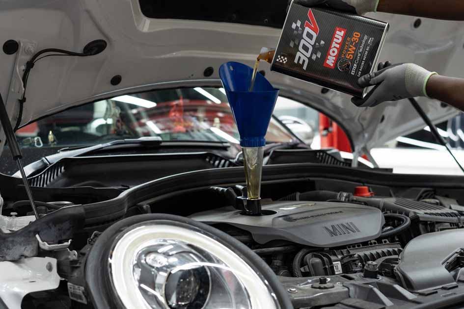 Motul 300V Power 5W30 Vehicle Servicing Package