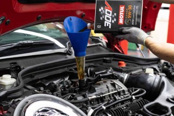 Motul 300V Power 5W30 Vehicle Servicing Package