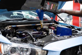 Motul 300V Competition 15W50 Vehicle Servicing Package